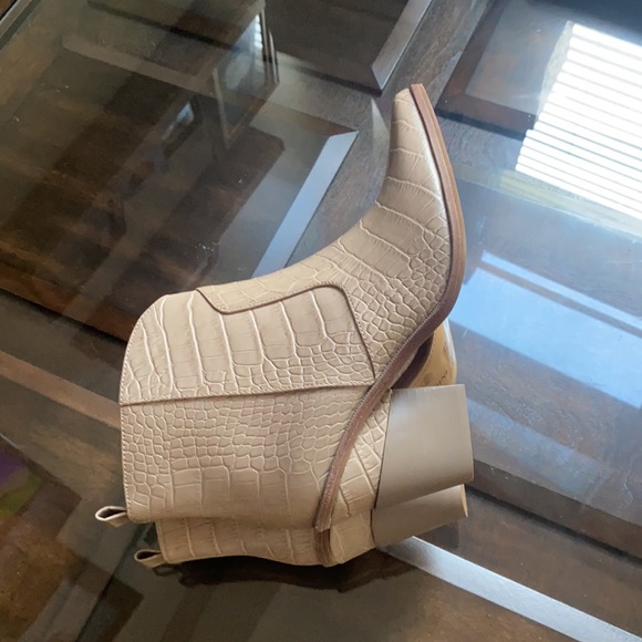 Gianni Bini
Maelyie Croc Embossed Western Booties. - Picture 10 of 10